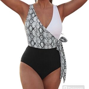 CUPSHE M Summer Seaside Surplice One Piece Snakeskin Pattern Swimsuit